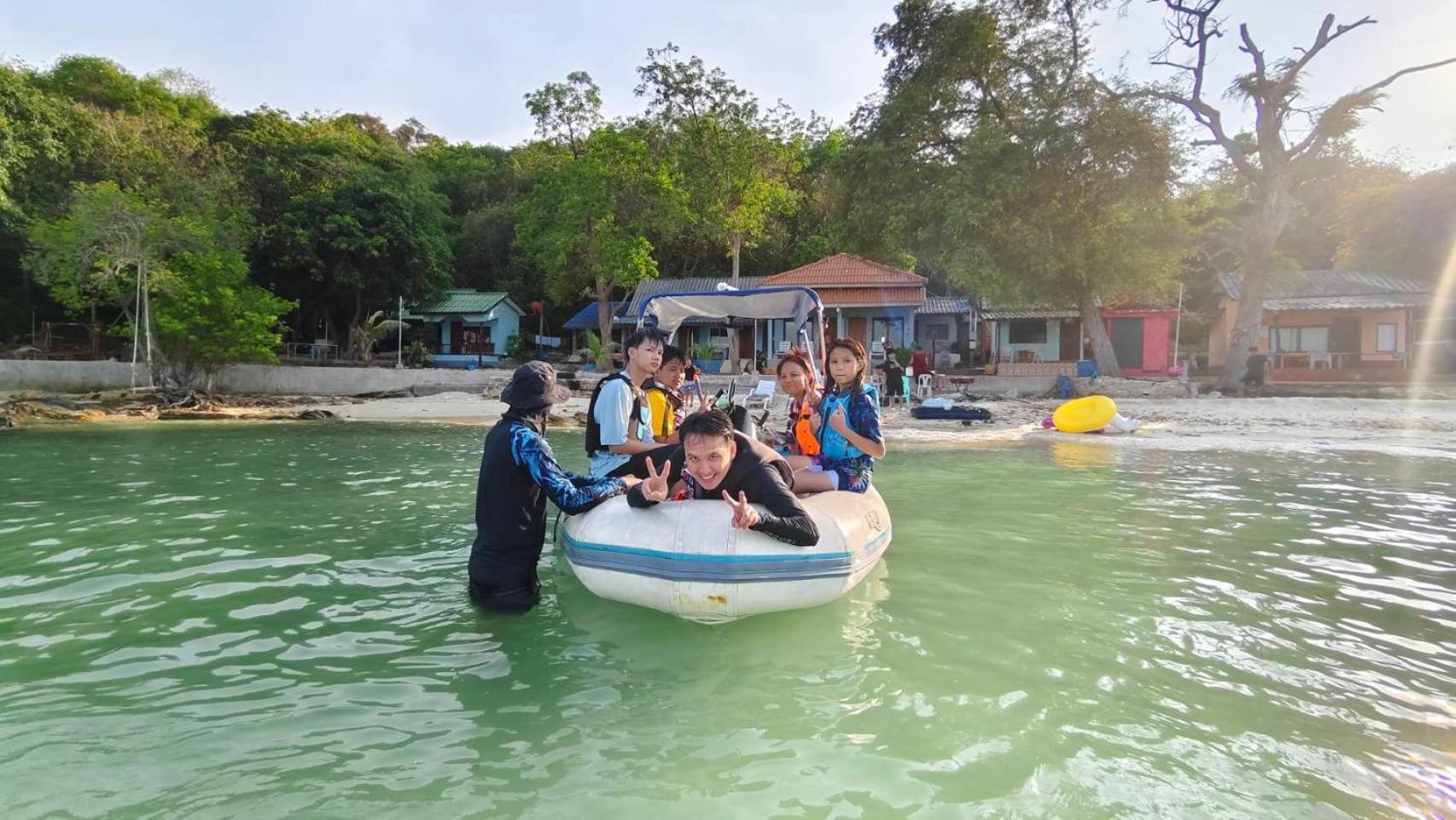 Hotel ลุงดำฮัทบีช Koh Samet Exterior foto